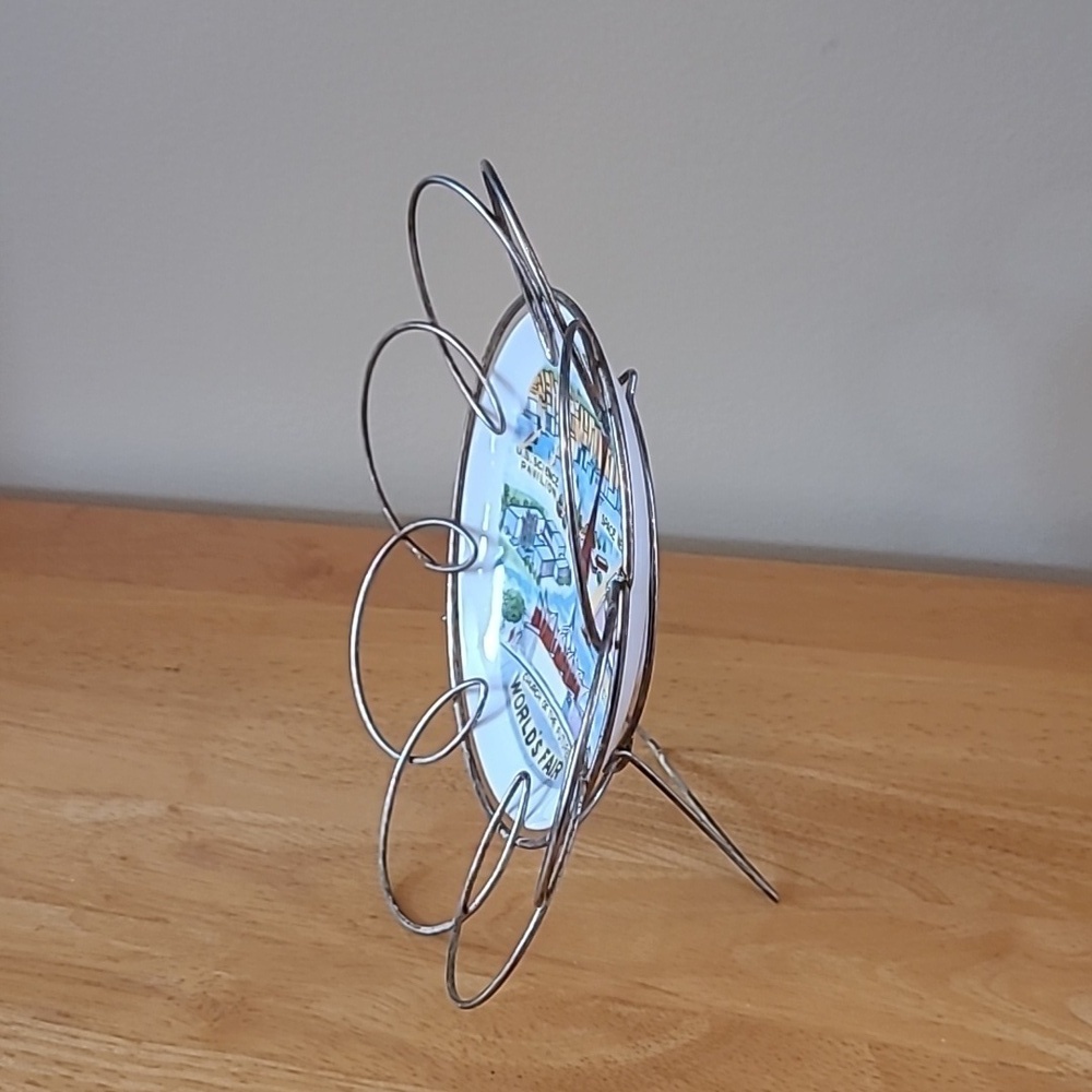 VINTAGE 1962 Seattle World's Fair Mini Plate With Wire Frame Hanger/Stand - Picture 3 of 15